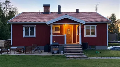 Mysigt hus för långtidsuthyrning – 87 m² nära sjö & skidanläggning, med garage, terrass, solenergi & fiber!