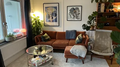 Mysig och välplanerad tvåa i Farsta – nära natur och kommunikationer!