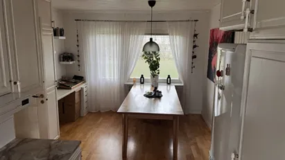 Ljus och välplanerad fyra rum och kök i populärt område i Västernahinge! Nära till service och kommunikationer. Brig...