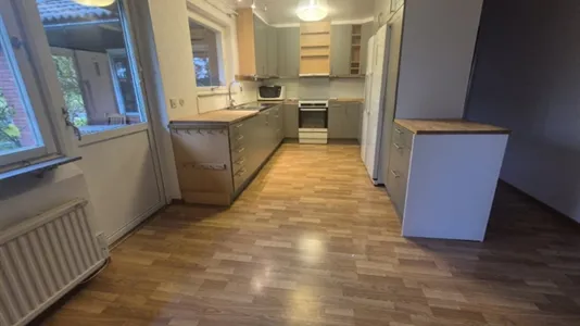 Hus i Järfälla - foto 1