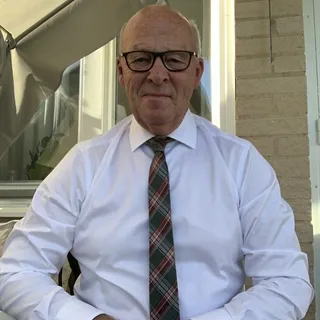 En lägenhet med karaktär, öppen planlösning med dusch,balkong eller uteplats, parkeringsplats.