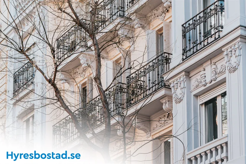 Vad är den huvudsakliga skillnaden mellan att inneha en bostadsrätt jämfört med en <a href="/hyresbostads-ordbok/hyresraett" class="perm-link">hyresrätt</a>?